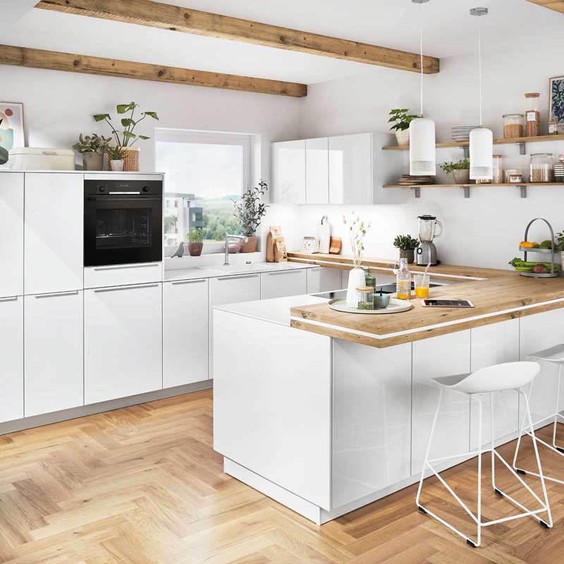 Helle stilvolle Einbauküche